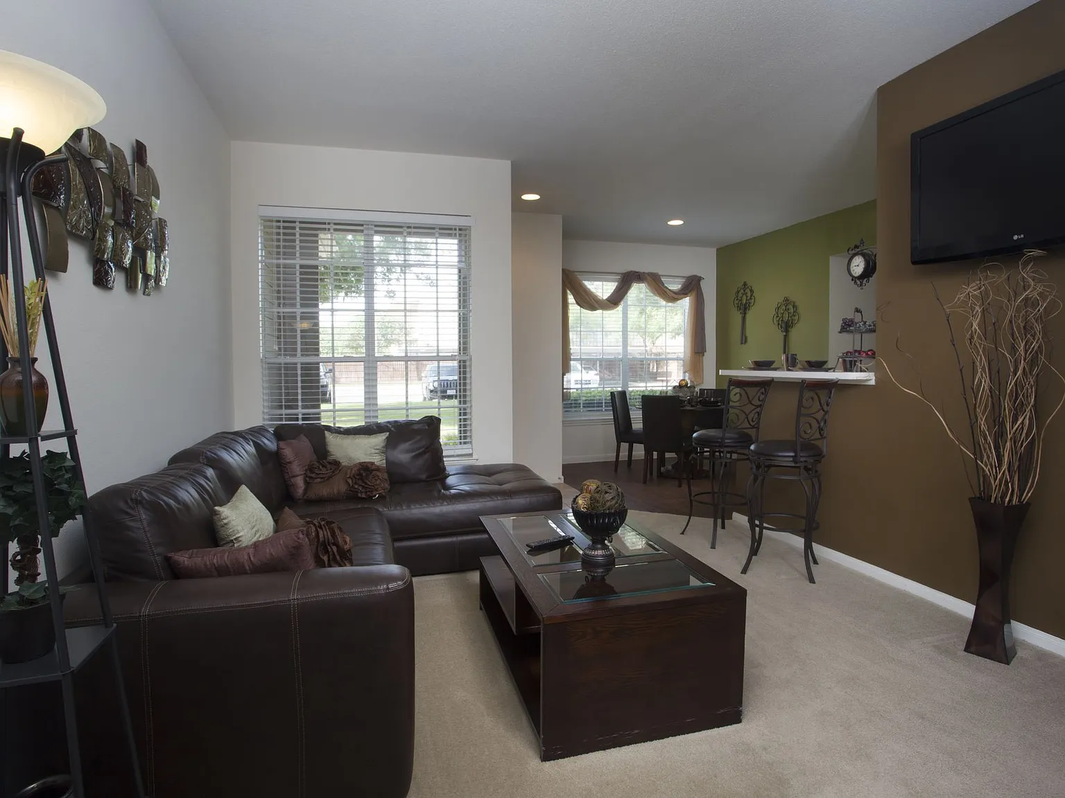 Rincon Apartments — Photo 1