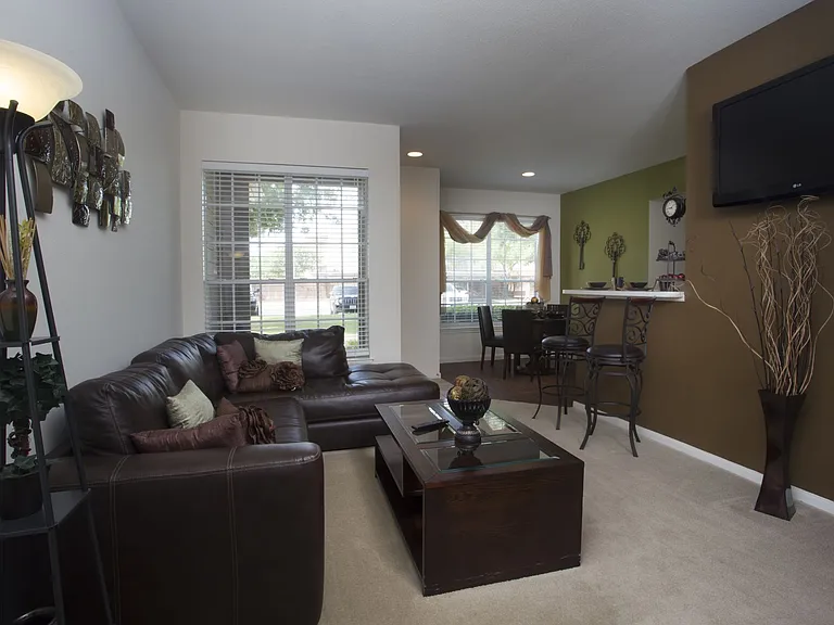 Rincon Apartments — Photo 1