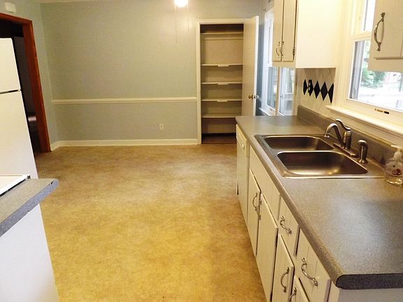 Kitchen has Ceiling Fan & Vinyl Flooring