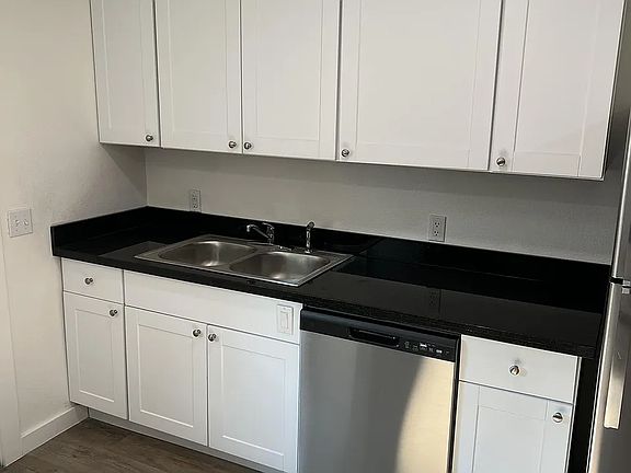 4th image of 1440 Jackson St #B