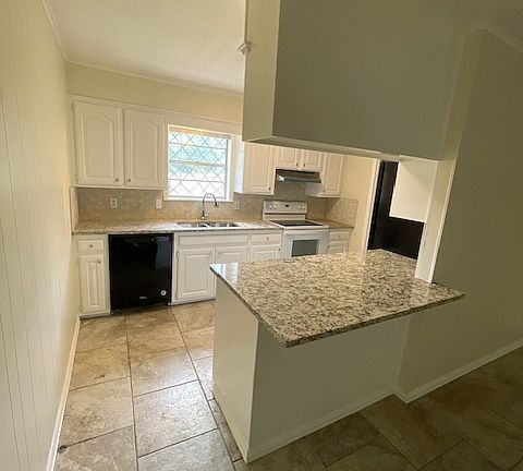 Kitchen with counter-height bar