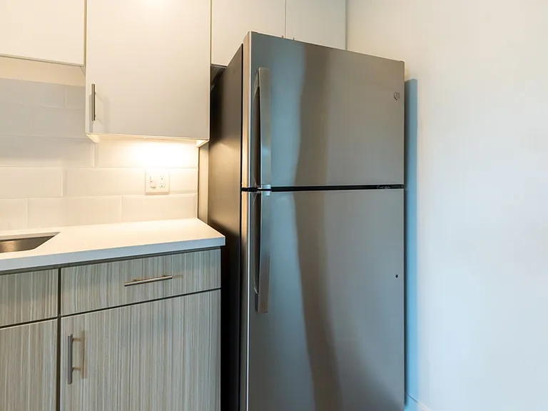 615 Stratford Ct — Photo 3
