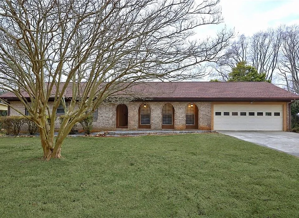 457 Castleaire Dr