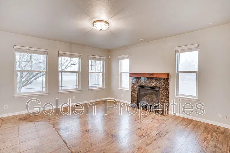 3 bed, 3.5 bath, 1959 sqft, $2,595 — Photo 2