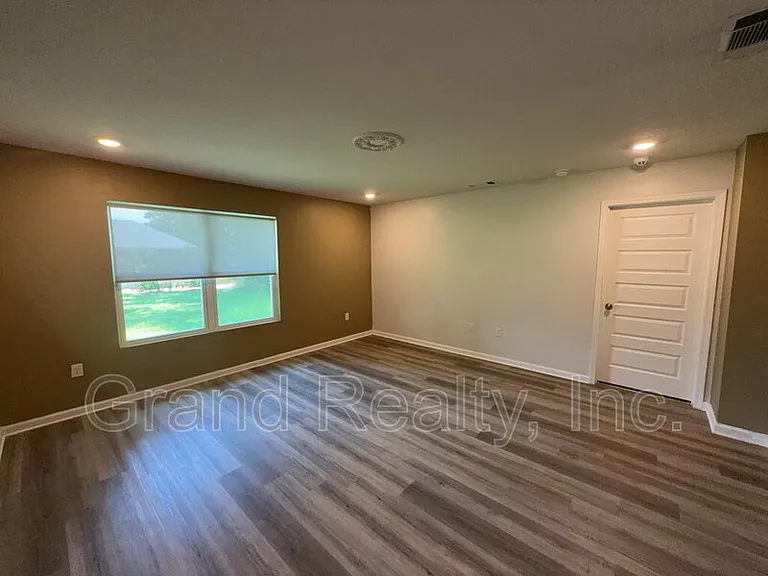 5482 Peach Dr — Photo 8