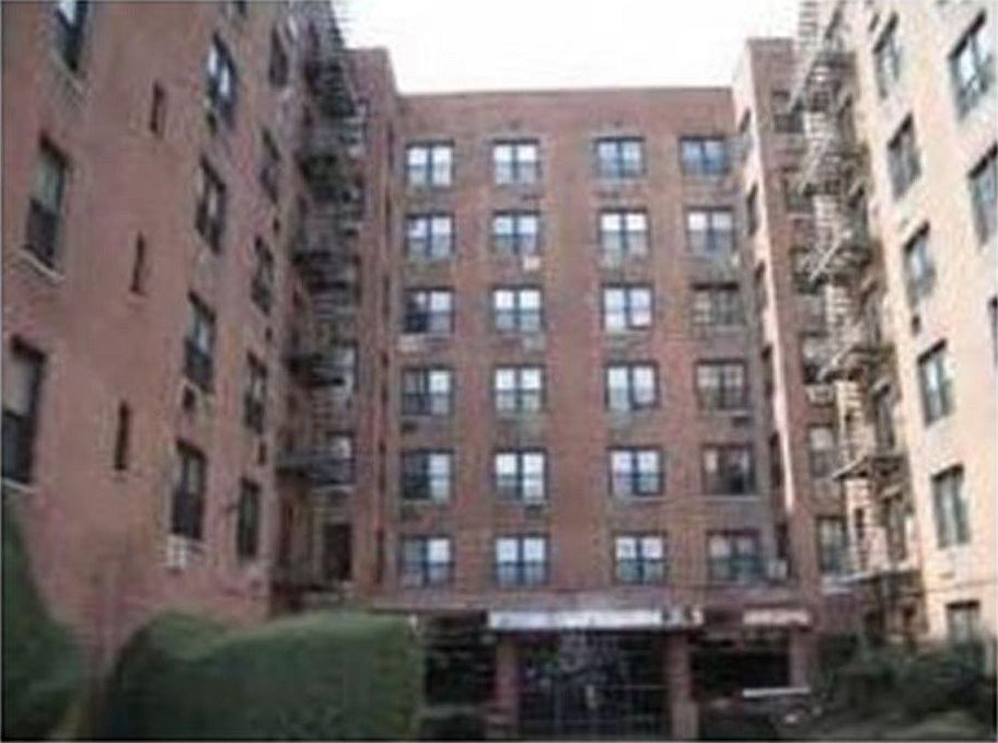 2nd image of 2546 E 13th St APT E15