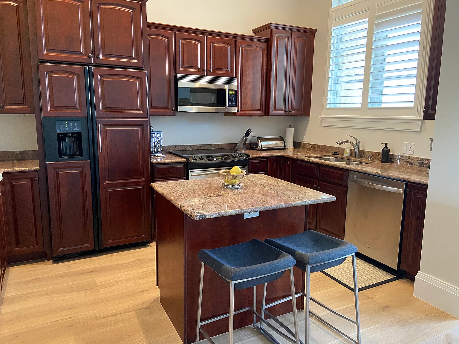 3 bed, 3.5 bath, 2200 sqft, $4,500 — Photo 4