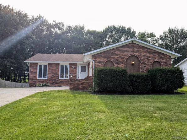 270 W Winds Dr, Almont, MI 48003