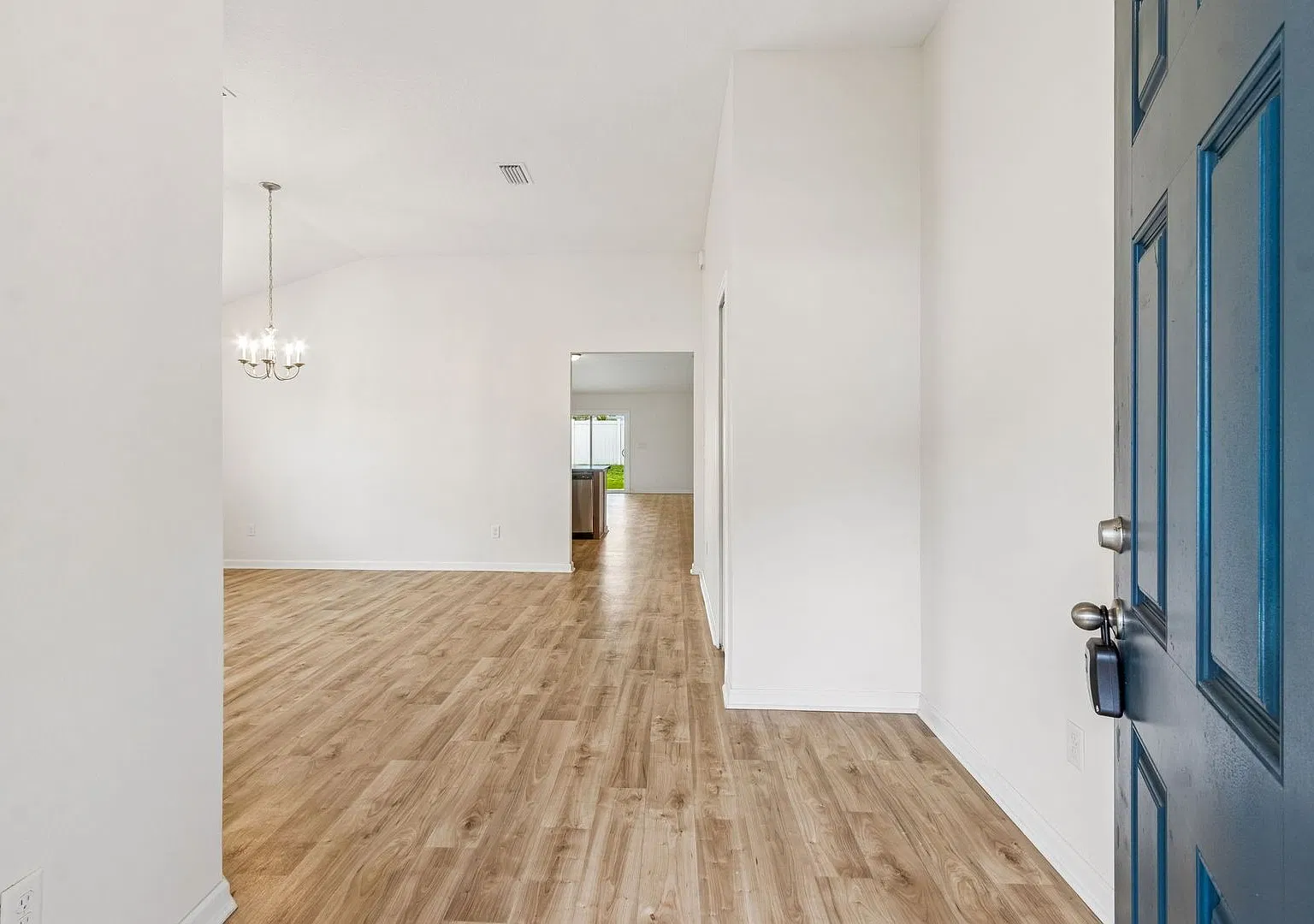 Spacious 4BR Home with Fenced Yard — Photo 3