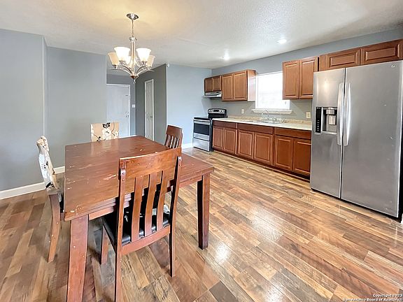 5th image of 256 Amires Pl