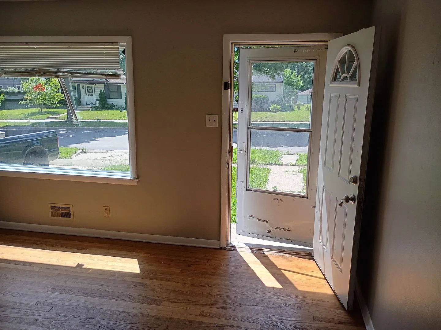 Very Nice 3 Bedroom single 1 car garage 1/2 off First months rent! — Photo 3