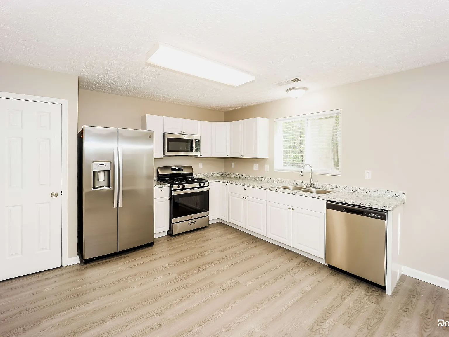 3 bed, 2.0 bath, 1448 sqft, $1,970 — Photo 4