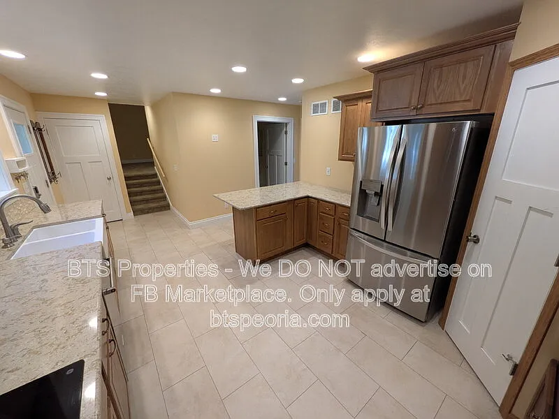 4 bed, 4.0 bath, 1908 sqft, $1,900 — Photo 3