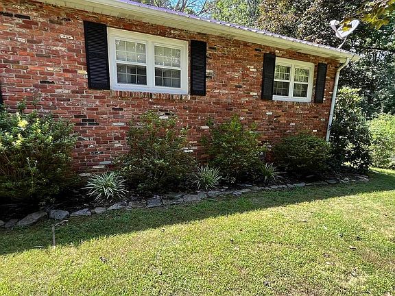 3rd image of 38 Oak Hill Rd
