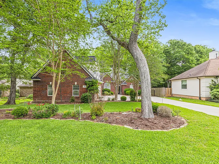 106 Lazy Springs Dr — Photo 2