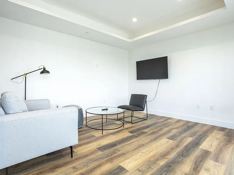 1814 W 36th St #101 — Photo 6