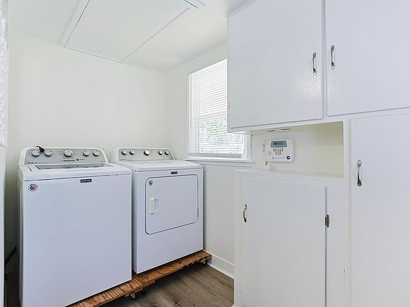 5th image of 1523 E Fox St