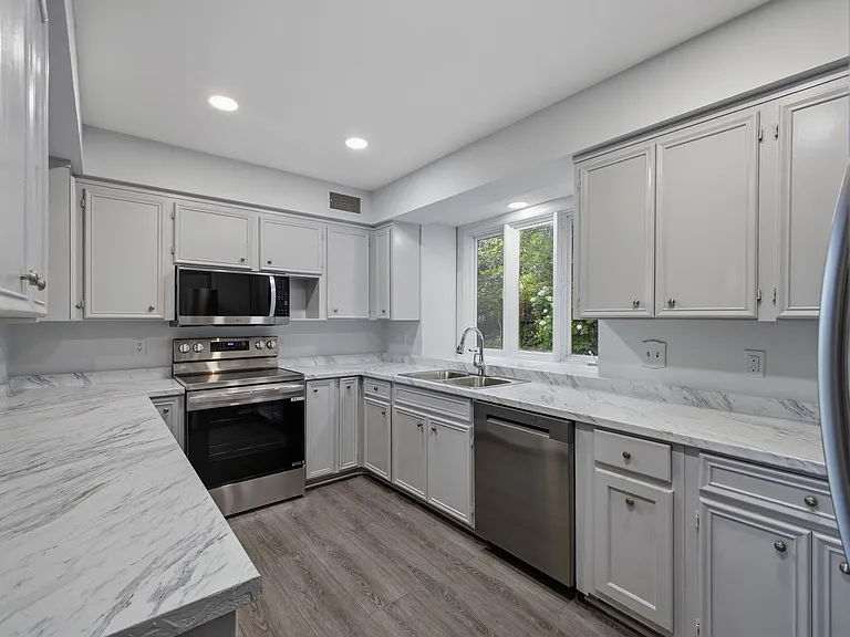 5612 Stanford Ct — Photo 12