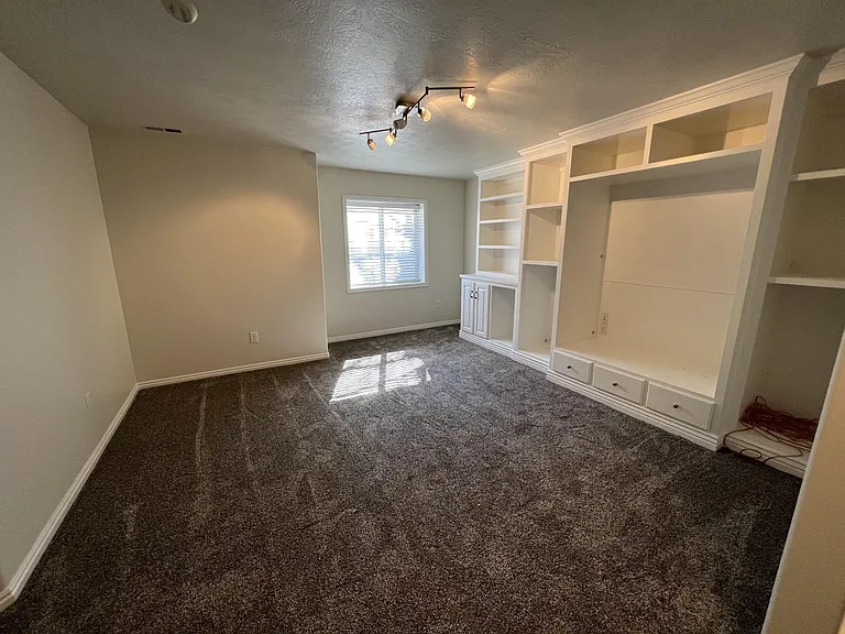 202 E White Spruce Cv — Photo 21