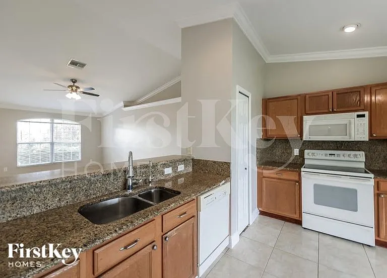 1839 NW 19th Pl — Photo 7