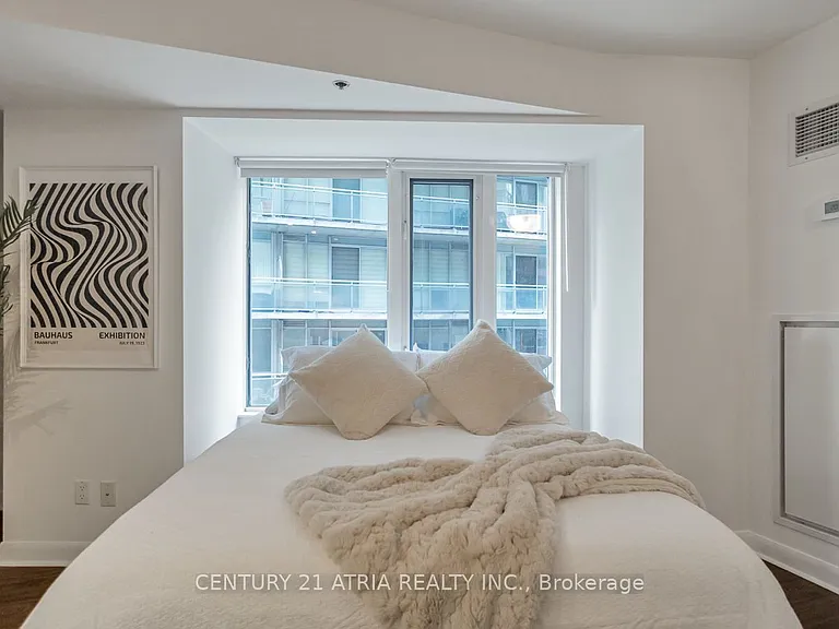 210 Victoria St #807 — Photo 10