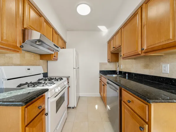 280 Undercliff Avenue image 7 of 23