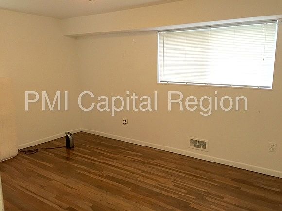 2nd image of 10618 Kenilworth Ave APT 1