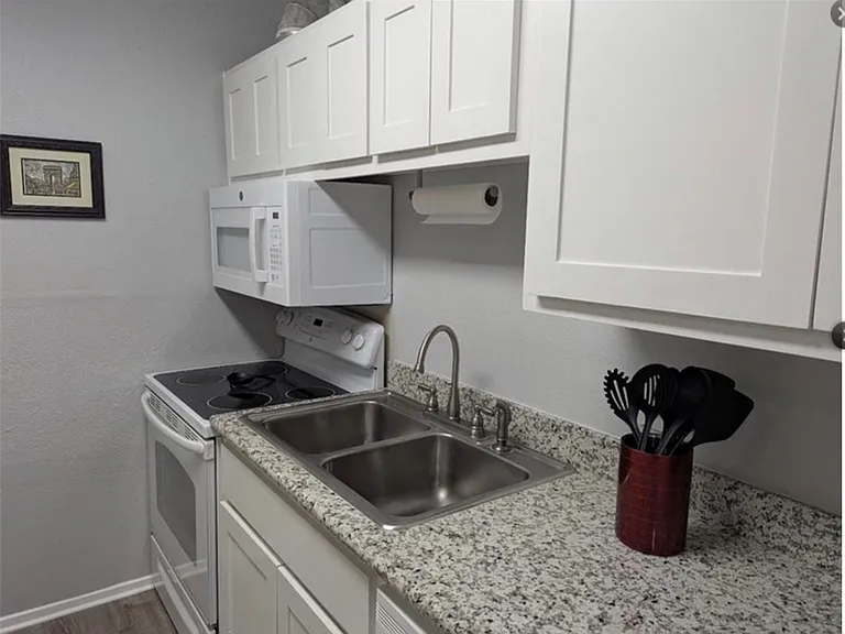 1901 Holleman Dr W #411 — Photo 3