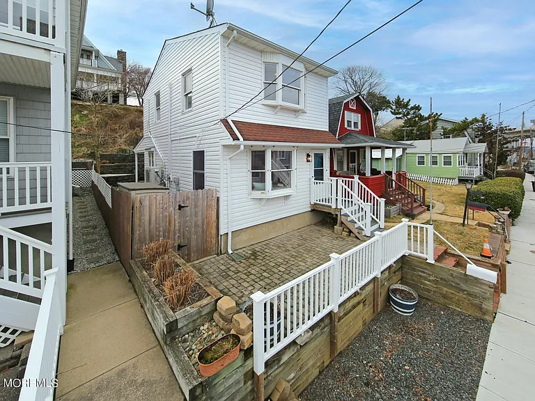 67 S Bay Ave — Photo 4