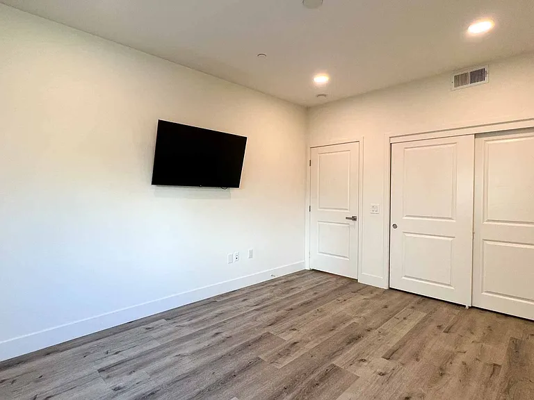 Ridgeway Apartments — Photo 17