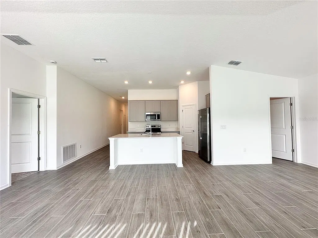 3 bed, 2.0 bath, 1560 sqft, $2,050 — Photo 4