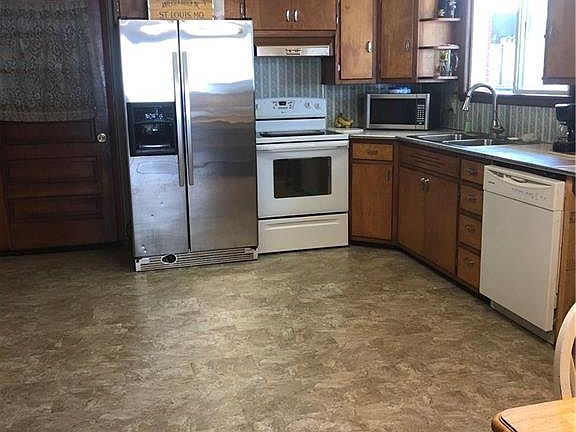 3rd image of 413 Olive Dr