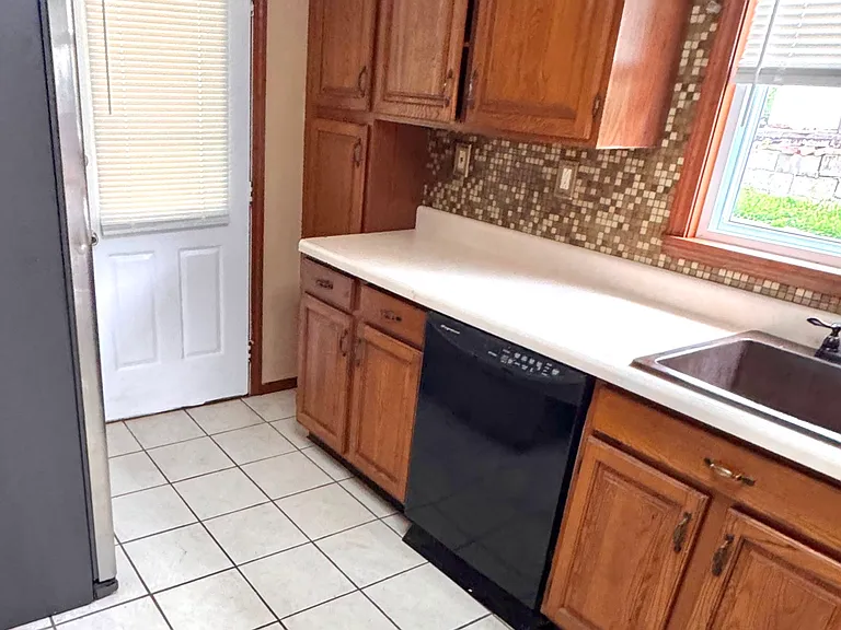 1616 Leolyn St — Photo 10