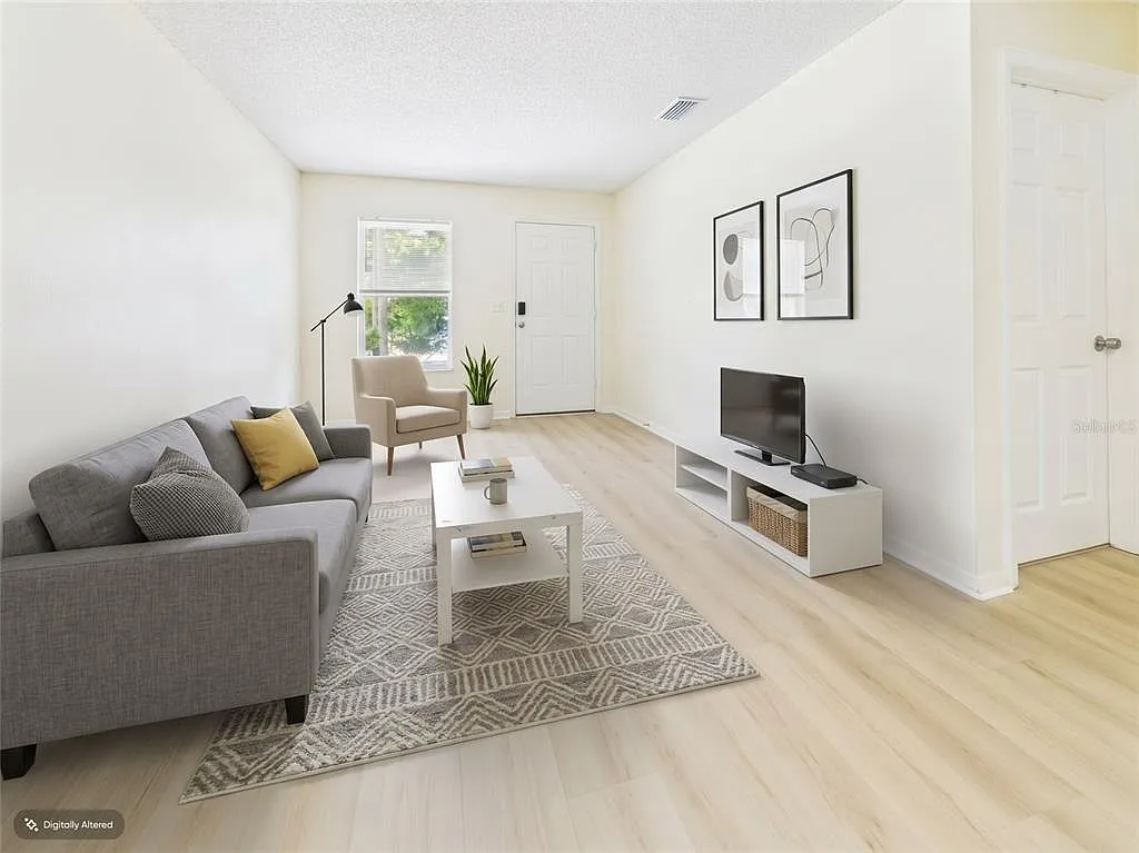 3 bed, 1.0 bath, 809 sqft, $1,650 — Photo 2