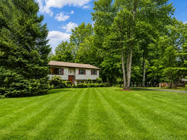 8 Red Oak Ln, Spring Valley, NY 10977