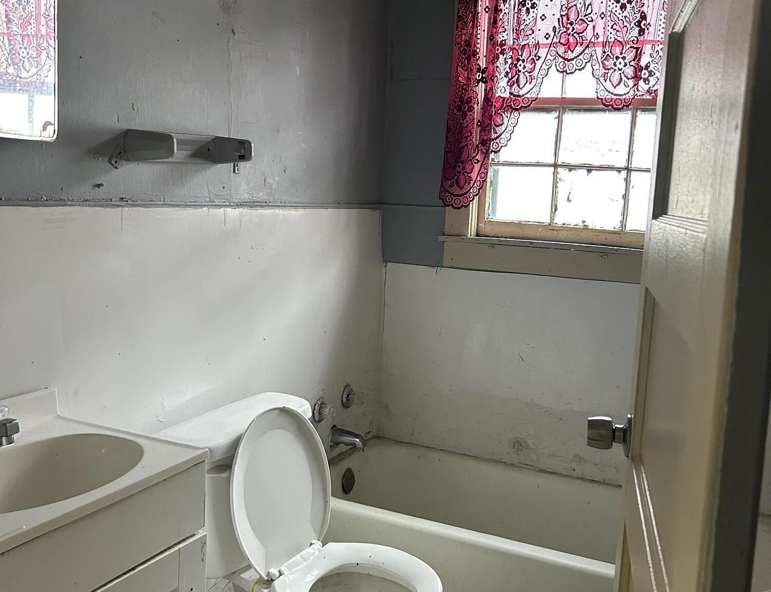 1 bed, 1.0 bath, 560 sqft, $350 — Photo 3