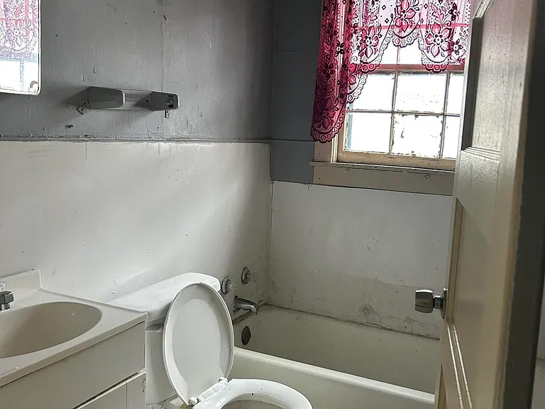 617 Avenue L — Photo 3