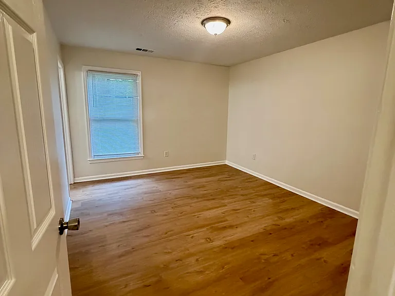 1570 Summerhill Dr — Photo 4