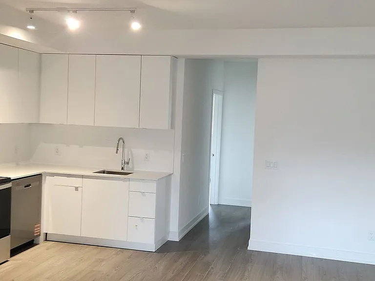16 Melbourne Ave N #106B — Photo 2
