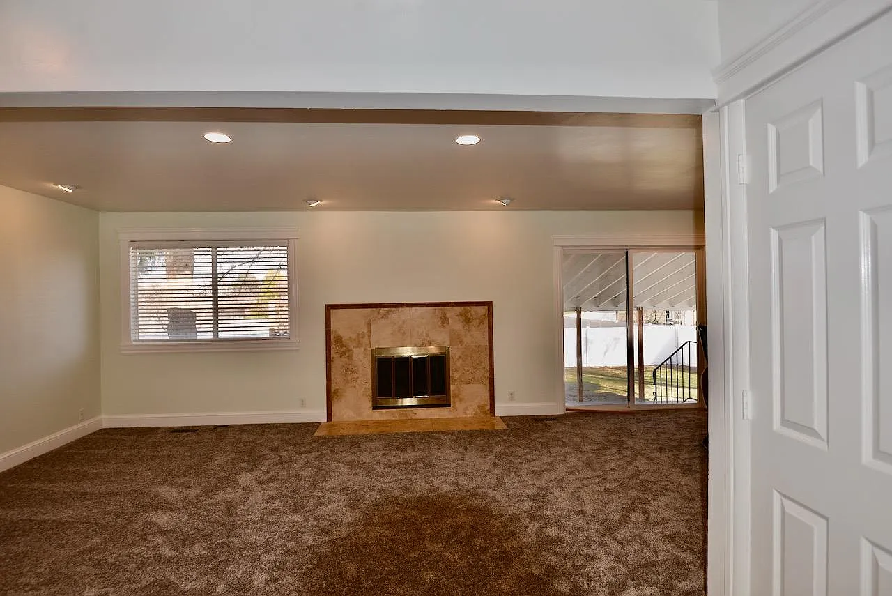6 bed, 3000 sqft, $2,895 — Photo 4