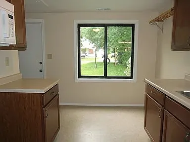 1908 Kings Ct — Photo 2