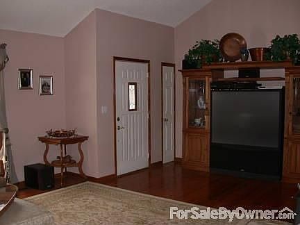 Main Entry - into Living Room
						:
						Huge (22 x 16) living room with 14ft vaulted ceiling.