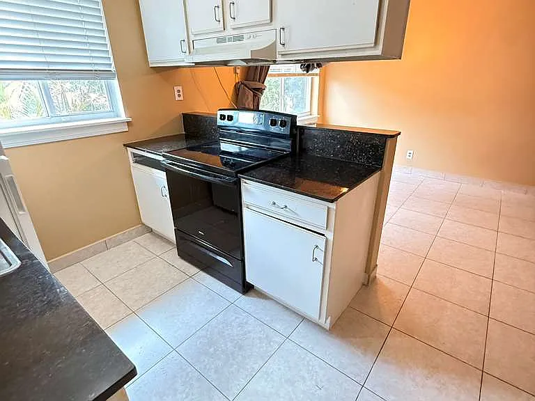 1044 NE 8th Ave #10 — Photo 5