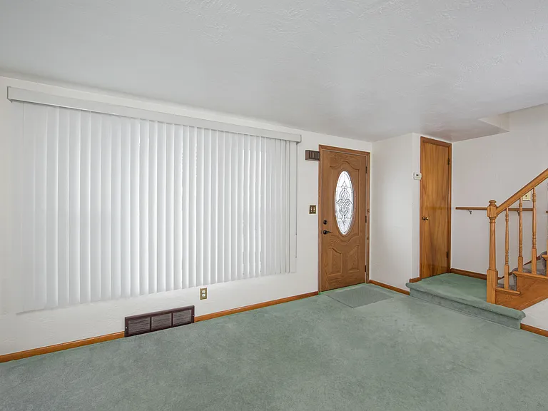 222 Rolling Dr — Photo 4