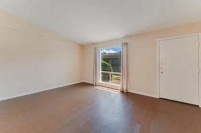 2 bed, 1.0 bath, 2800 sqft, $1,495 — Photo 3