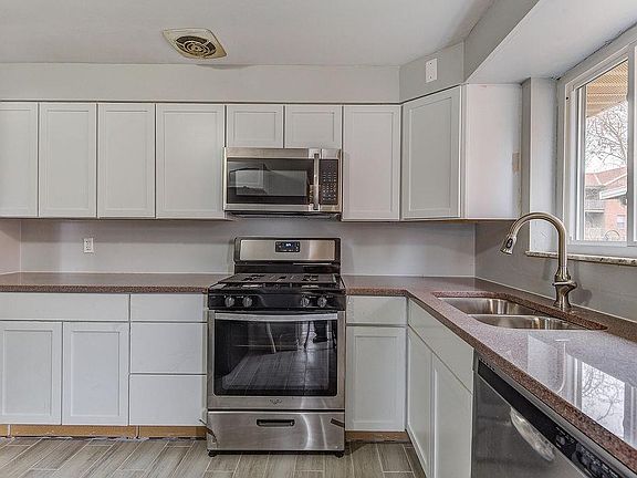 3rd image of 8370 Bobolink Dr