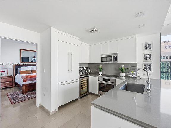 4th image of 88 SW 7th St APT 2302