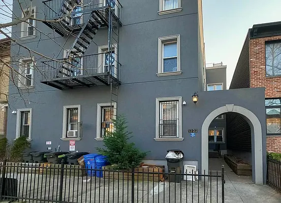 Rented by Reavis | media 52