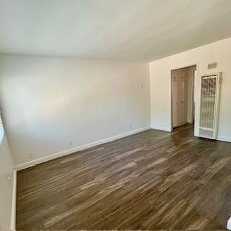 4th image of 4822 Cypress St #C