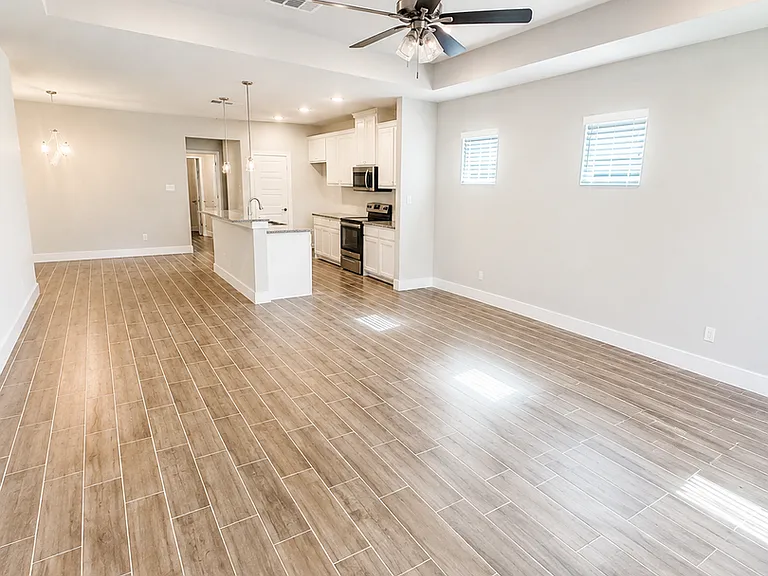 684 The Cottages Dr — Photo 3